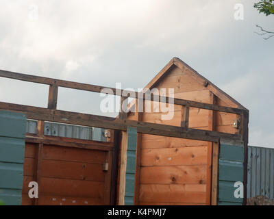 Bis Schuppen nahe beim Bau Garten außen, Essex, England, Großbritannien Stockfoto