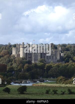 Arundel Castle in West Sussex Äußeres mit Fluss Arun und Boote vor Anker; großer Tag Reise von London Stockfoto