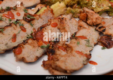 Huhn und frischem Brokkoli auf einer Platte zubereitet Stockfoto