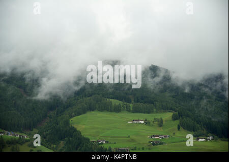 Alpen im Nebel von der Brennerautobahn A13 in Tirol, Österreich. 1. September 2017 © wojciech Strozyk/Alamy Stock Foto Stockfoto