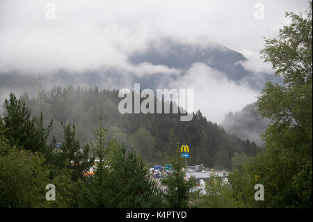 Europabrücke Parkplatz und A13 Brenner Autobahn in Schönberg im Stubaital, Tirol, Österreich. 1. September 2017 © wojciech Strozyk/Alamy Stock Foto Stockfoto