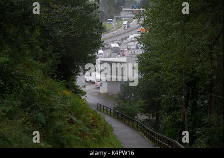 Europabrücke Parkplatz und A13 Brenner Autobahn in Schönberg im Stubaital, Tirol, Österreich. 1. September 2017 © wojciech Strozyk/Alamy Stock Foto Stockfoto