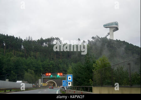 Bergisel Schanze von Zaha Hadid entworfen von A13 Brenner Autobahn in Innsbruck, Tirol, Österreich. 1. September 2017 © wojciech Strozyk/Alamy Stoc Stockfoto