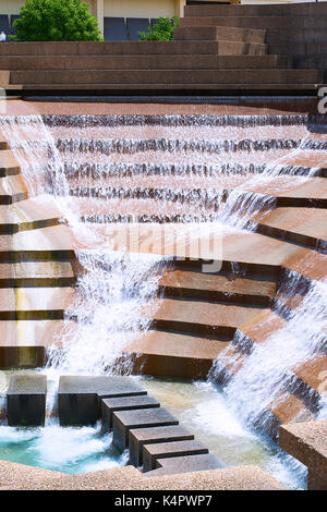 Foto von sich bewegenden Wassers am Fort Worth Water Gardens. Stockfoto