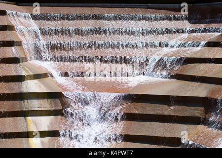 Foto von sich bewegenden Wassers am Fort Worth Water Gardens. Stockfoto