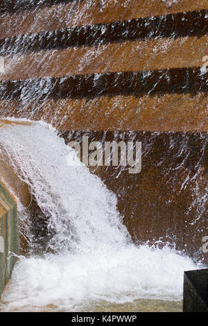 Foto von sich bewegenden Wassers am Fort Worth Water Gardens. Stockfoto