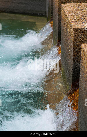 Foto von sich bewegenden Wassers am Fort Worth Water Gardens. Stockfoto