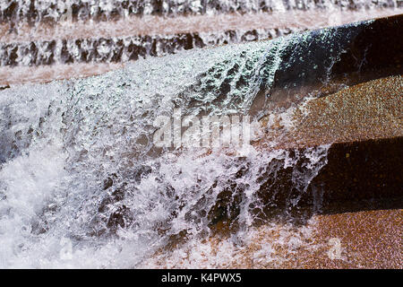 Foto von sich bewegenden Wassers am Fort Worth Water Gardens. Stockfoto