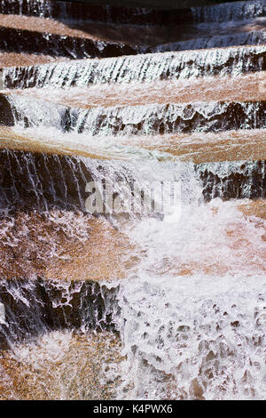 Foto von sich bewegenden Wassers am Fort Worth Water Gardens. Stockfoto