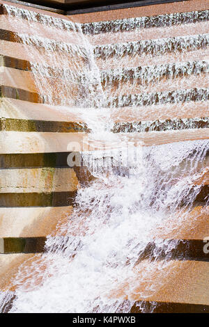 Foto von sich bewegenden Wassers am Fort Worth Water Gardens. Stockfoto