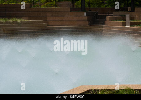 Foto der kohlensäurehaltiges Brunnen an der Fort Worth Water Gardens. Stockfoto