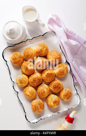 Süße hausgemachte Profiteroles. Kochen Stockfoto