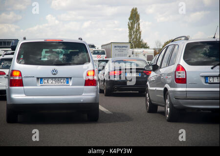 Stau auf der Autobahn A1 Milano-Napoli genannt Autostrada del Sole in Bologna, Emilia-Romagna, Italien. 1. September 2017 © wojciech Strozyk/Alamy S Stockfoto