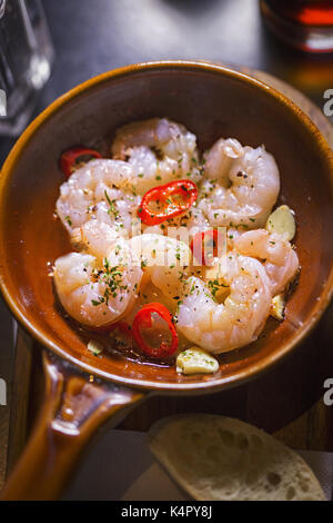 Gambas al Ajillo. Garnelen in Olivenöl mit Knoblauch und Chili gekocht Stockfoto