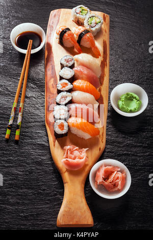 Sushi-Sashimi und Sushi Rolls Set auf Stein Schiefer serviert Stockfoto