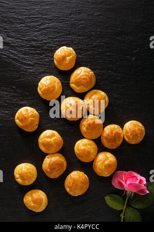 Süße hausgemachte Profiteroles. Kochen Stockfoto