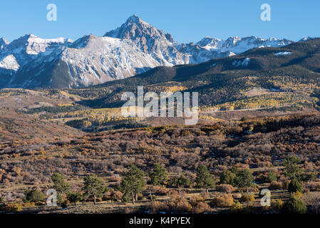 Mount Sneffels Bergkette im Herbst Mount Sneffels Bergkette nach einem frühen Herbst Schnee Sturm. Von Dallas gesehen Teilen aus. Stockfoto