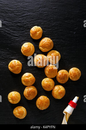 Süße hausgemachte Profiteroles. Kochen Stockfoto