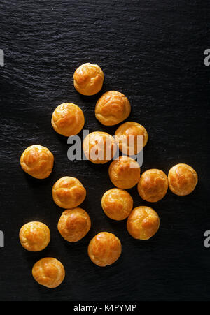 Süße hausgemachte Profiteroles. Kochen Stockfoto