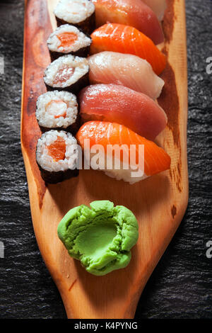 Sushi-Sashimi und Sushi Rolls Set auf Stein Schiefer serviert Stockfoto
