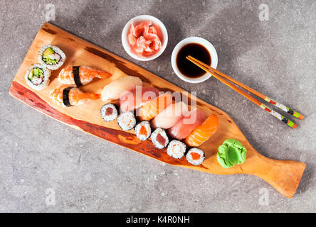 Sushi Set gunkan, Nigiri und Brötchen am grauen Stein Tisch serviert Stockfoto