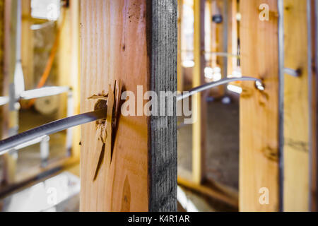 Elektrische Leitung wird während der rauhen - im Stadium des Wohnbaus in Oregon, USA gezeigt Stockfoto