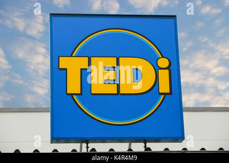 LINDEN, DEUTSCHLAND JULI 2017: TEDI Supermarktkette unterzeichnen. TEDI ist ein Deutscher global Discounter Kette, in Dortmund, Nordrhein-Westfalen, G Stockfoto