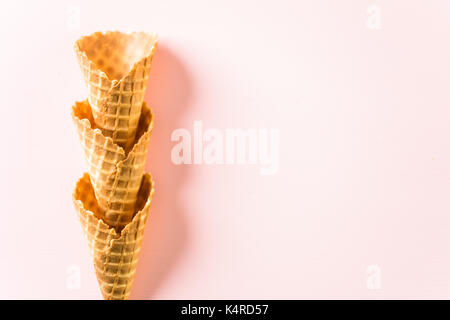 Drei Waffeln für Speiseeis auf rosa Hintergrund. Stockfoto