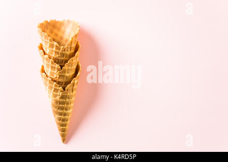 Drei Waffeln für Speiseeis auf rosa Hintergrund. Stockfoto
