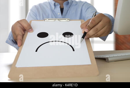 Depressive Gefühle Konzept, Smiley Emoticon gedruckt Depression und Traurigkeit traurig pessimistisch Gesicht Stockfoto