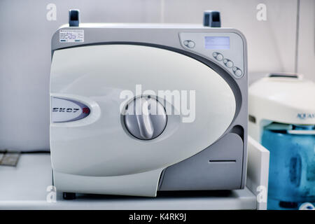 Zahnmedizinische Autoklav Einheit verwendet, zu reinigen und kontaminierte zahnärztliche Instrumente sterilisieren nach einem Verfahren Stockfoto