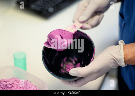 Gemischt dental Alginat Abformmaterial verwendet negative Eindrücke von den Zähnen und Weichgewebe in der Öffnung für diagnostische Untersuchungen zu machen. Stockfoto