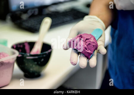 Gemischt dental Alginat Abformmaterial verwendet negative Eindrücke von den Zähnen und Weichgewebe in der Öffnung für diagnostische Untersuchungen zu machen. Stockfoto