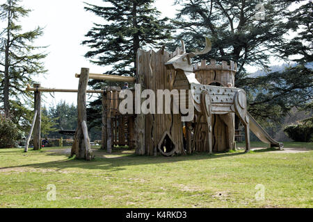 Natur spielen Spielplatz mit großen Rotwild in tollymore forest park castlewellan Newcastle County Down Nordirland Stockfoto