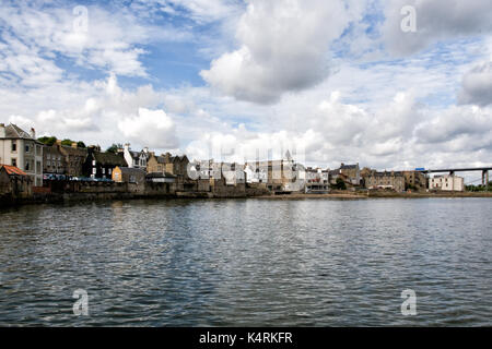 Uferpromenade bei South Queensferry mit dem alten Tolbooth Turm und historischen Gebäuden vom Hawes Pier in South Queensferry Edinburgh Schottland Stockfoto