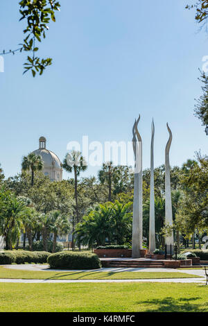 Teil der Universität von Tampa urban Campus mit den Sticks von Feuer Skulptur im Park, Tampa, Florida, USA. Stockfoto