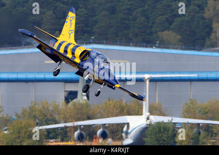 Schukowski, Moskau, Russland - 28. August 2015: Aero L-39 C Albatros YL-KSL der Kunstflugstaffel Ostsee Bienen Aqua-lounge Demonstration Flug in Zhukovs Stockfoto