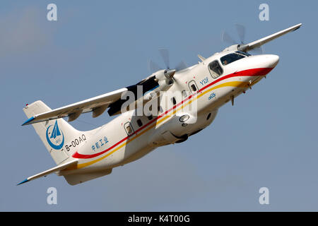 Schukowski, Moskau, Russland - 28. August 2015: Harbin Y-12 F B-00 AQ Aqua-lounge Demonstration Flug in Schukowski bei der MAKS-2015 Airshow. Stockfoto