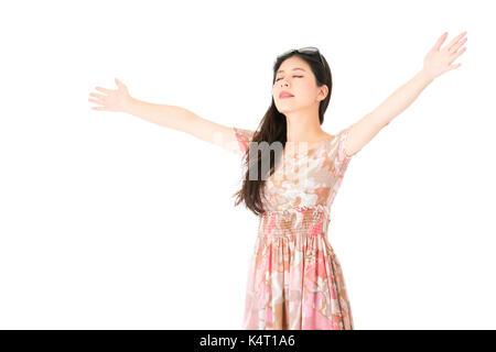 Süße Eleganz Weibliche Modell öffnen arme Hand zeigt leere Copyspace auf weißem Hintergrund und tragen Sommer Kleid. Stockfoto