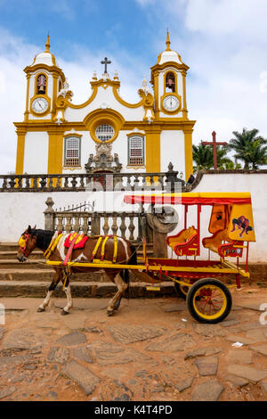 Barocke Architektur, Pferdekutsche an Matriz de Santo Antonio Kirche, der ältesten und größten katholischen Tempel von Tiradentes, Minas Gerais, Brasilien. Stockfoto