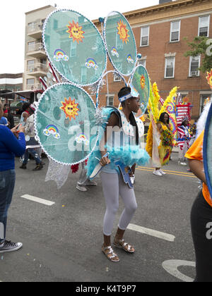 Brooklyn, USA. 2. September 2017. Kostümierten Mädchen März in der 50. jährlichen karibischen Karneval in Brooklyn, NY, USA. Stockfoto