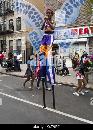 Brooklyn, USA. 2. September 2017. Stelzenläufer auf der 50. jährlichen karibischen Karneval in Brooklyn, USA. Stockfoto