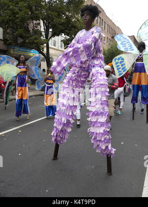 Brooklyn, USA. 2. September 2017. Stelzenläufer auf der 50. jährlichen karibischen Karneval in Brooklyn, USA. Stockfoto