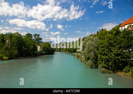 Eine Landschaft Blick entlang der Lech in Füssen, Bayern, Deutschland. Stockfoto