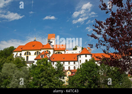 Das ehemalige Kloster St. Mang (heute ein Museum) und Hohes Schloss (Schloss) in Füssen, Bayern. Stockfoto