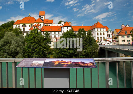 Das ehemalige Kloster St. Mang (heute ein Museum) und Hohes Schloss (Schloss) in Füssen, Bayern. Stockfoto