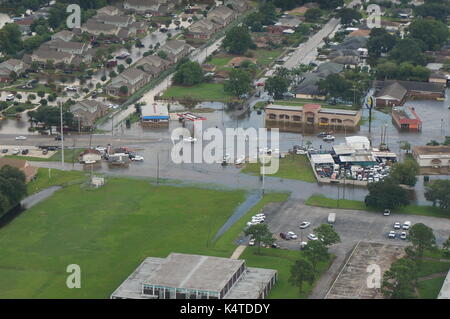 Arkansas National Guard Soldaten der 77th Expeditionary Combat Aviation Brigade support Task Force Harvey mit dem Transport von Texas National Guard So Stockfoto