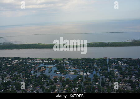 Arkansas National Guard Soldaten der 77th Expeditionary Combat Aviation Brigade support Task Force Harvey mit dem Transport von Texas National Guard So Stockfoto