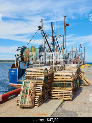 Hummer Töpfe und Fischtrawler, Port au Choix auf den Golf von St. Lawrence, westlichen Neufundland, Kanada Stockfoto