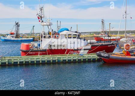 Kanada Küstenwache Boot und Angeln Fischkutter im Hafen von Port au Choix auf den Golf von St. Lawrence, westlichen Neufundland, Kanada Stockfoto